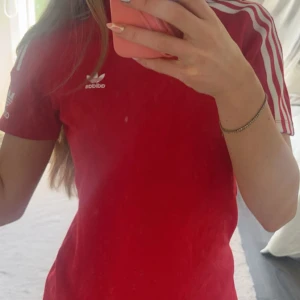 Röd t-shirt från Adidas - Köpt från vinted och aldrig använd. Fint skick!