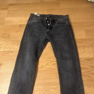 Levis 501 svarta jeans - Klassiska svarta Levis 501 jeans med raka ben och knäppning fram. Storlek 31/30. 
