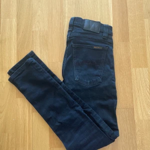 Nudie high Kai  - Säljer nu dessa riktigt schyssta nudie jeans. Cond: 8/10 märke: nudie modell: High Kai storlek 26/32 färg:svart Tveka inte på att höra av dig vid frågor. Med vänlig hälsning, SweStile!🔥