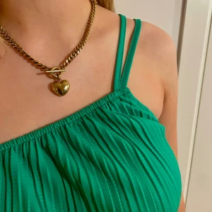 Grön ribbad topp - Snygg grön ribbad linnetopp med smala axelband