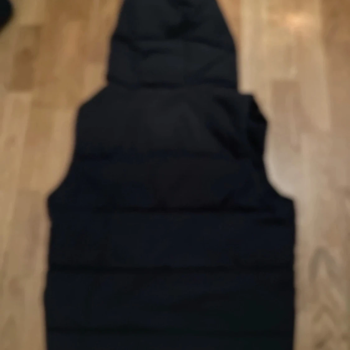 Svart dunväst med huva från Zara - 1