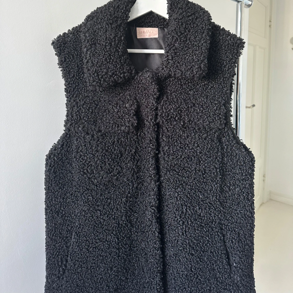 Svart teddyväst med krage - 1