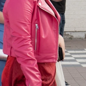 Rosa skinnjacka - Snygg rosa skinnjacka med dragkedja och silverdetaljer. Jackan har en croppad passform och långa ärmar. Perfekt för att ge en färgklick till din outfit!