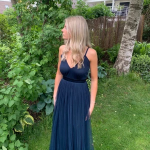 Marinblå balklänning - Fin aftonklänning perfekt till balen i grundskolan eller gymnasiet! Endast använd 1 gång🙌🏻 pris kan diskuteras!