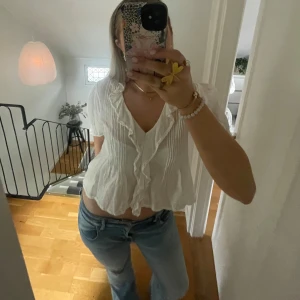 Vit blus från mango! - Supersöt topp från mango! Använd endast ett fåtal gånger🩵jättefin till sommaren 🩵