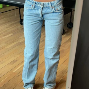 Ljusblåa raka jeans - Ljusblå jeans från weekday med rak passform och låg midja. Säljer då de tyvärr blivit för små för mig. Jättefint skick🥰storlek w23 L30