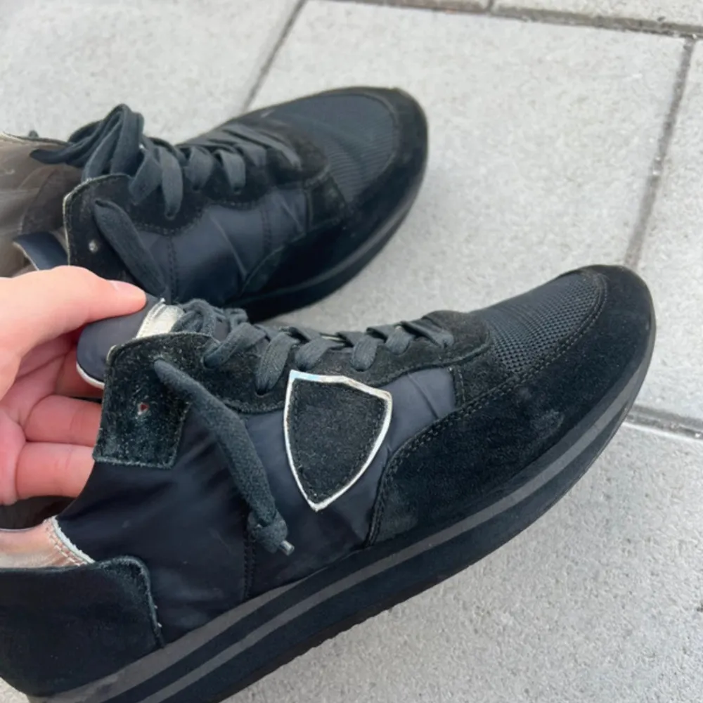 Säljer dessa trendiga Philippe model trpx! Skick 7/10! Ny pris 2000kr. Hör av er vid minsta fundering. Står storlek 40 men passar även 41.. Kengät.