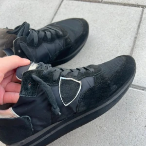 Philippe model trpx storlek 40/41 - Säljer dessa trendiga Philippe model trpx! Skick 7/10! Ny pris 2000kr. Hör av er vid minsta fundering. Står storlek 40 men passar även 41.