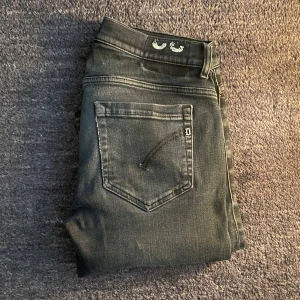 Dondup George jeans - Dondup ”George” jeans | Storlek: W33, skriv för mått! | Bra skick | Passform: Slim fit | Pris: 749 kr | Hör av er vid frågor och funderingar! 