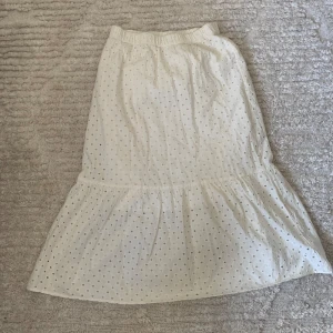 Lång kjol - Jättefin lång kjol från Lindex i storlek 170. Säljer för den har blivit för liten på mig. Använd ett fåtal gånger så finns inga synliga tecken på användning.