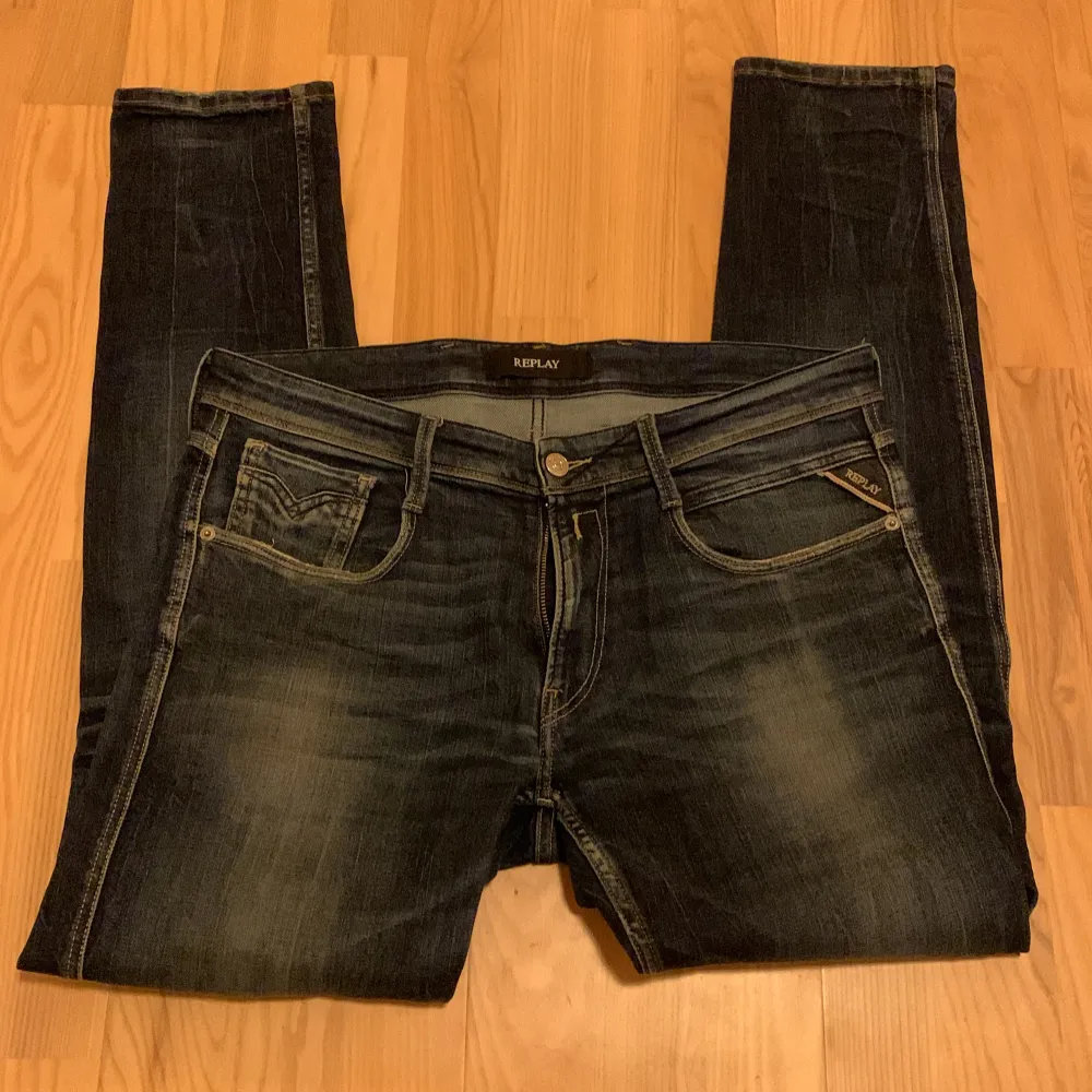 Snygga mörkblå jeans från Replay i modellen Anbass. Super fint skick, storlek 34/32! Bara att höra av sig vid minsta fundering! Säljer då de inte passar mig!. Farkut & Housut.