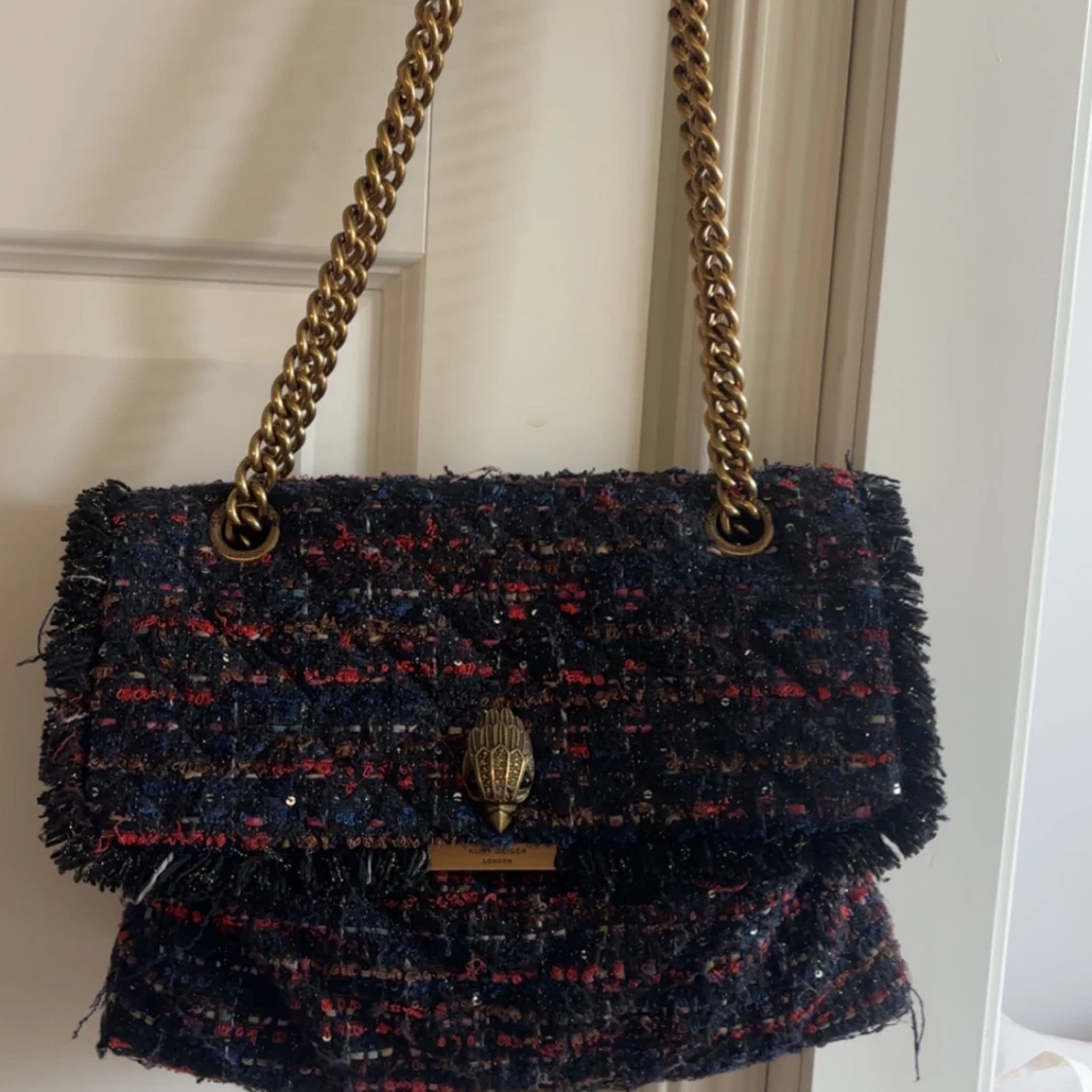 Mörkblå axelväska från Kurt Geiger med kedjerem - 1