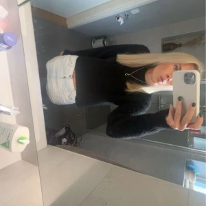 Svart stickad tröja - Säljer en stilren svart stickad tröja med lång ärm. Perfekt för kyligare dagar och lätt att matcha med olika outfits. Tröjan har en klassisk design som passar till många tillfällen.