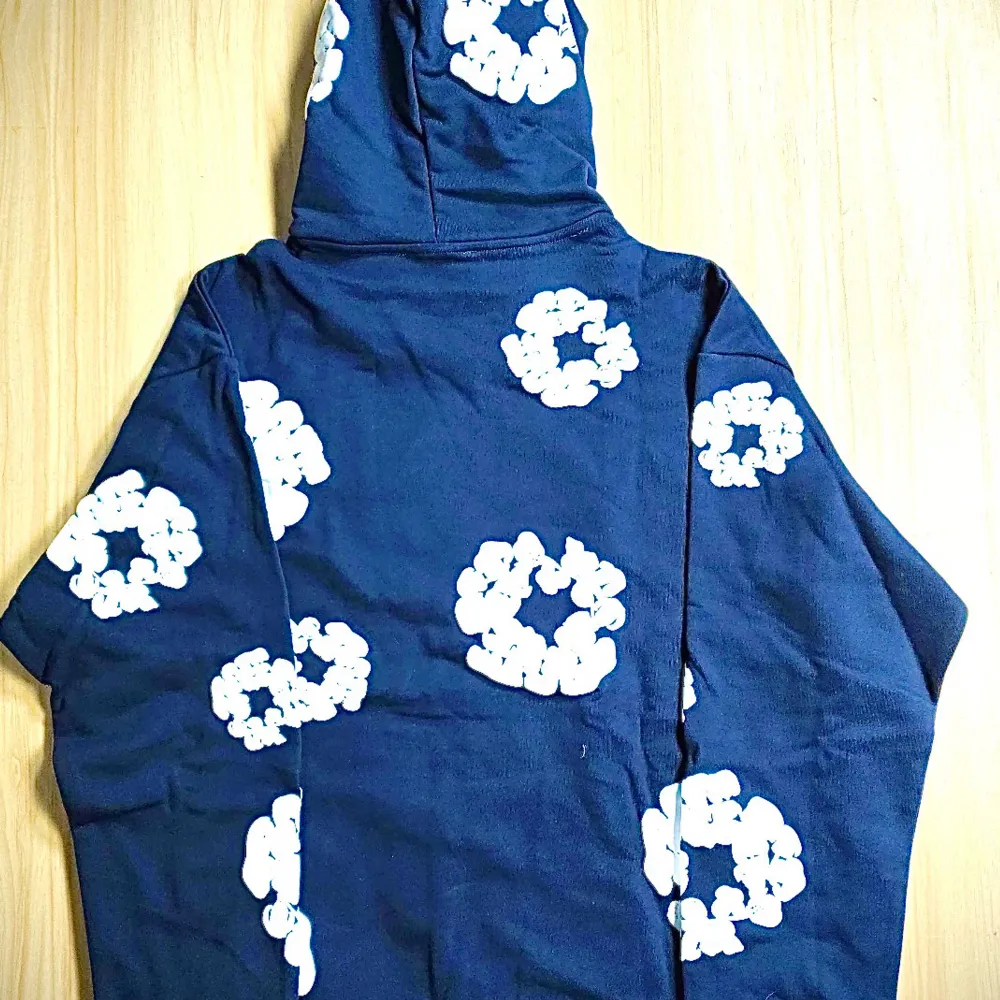 Helt ny skick denim tears hoodie, på storlek L, finns alla tags och hög kvalité (Ungefär 900g). FÖRST TILL KVARN!! (OBS!! Priset kan diskuteras). Hupparit & Collegepaidat.