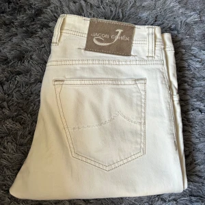 Jacob Cohen Jeans  - Säljer nu ett par Jacob Cohen jeans jag köpte för sjukt längesedan men i princip knappt använt. Benvit/vit färg som är utmärkt nu till sommaren, störtsköna också. Nypris på runt 4499kr. (TAR BYTEN PÅ DESSA) Skriv för frågor & funderingar🤝