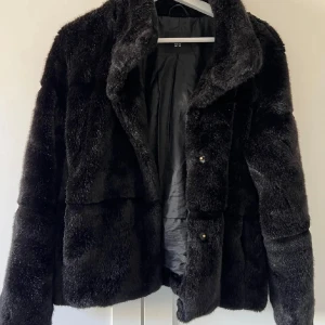 Jacka i fakepäls - Jacka från Lindex i fint skick!💗
