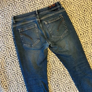 DONDUP GEORGE JEANS - Tjena! Säljer nu ett par tvär feta Dondup jeans! | Skick 9/10 Mycket bra! | Midja: 41cm | Längd: 102cm | Nypris ca 3500kr | Mitt pris 799kr | Kom gärna pm vid frågor eller funderingar | Postas eller möts upp i Gävle!