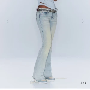 Ljusblå bootcut jeans från Cheap Monday - Snygga ljusblå lågmidjade jeans från Cheap Monday helt nya med prislappen kvar. Storlek 28/30 passar mig som bär storlek S. Helt slutsålda online, skriv för fler bilder💕❤️