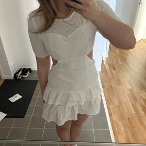 Studentklänning  - Fin studentklänning! Finns inga lappar inuti men skulle säga att den är som en S i storlek