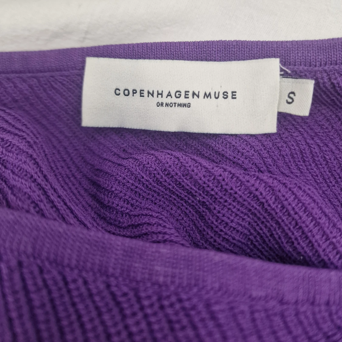 Lila stickad offshoulder-tröja från Copenhagen Muse - 2