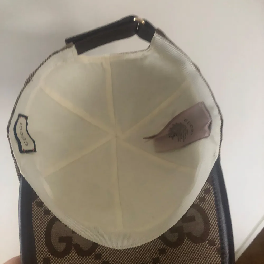En äkta gucci jumbo keps storlek M men går att ändra så passa alla fick ett par kepsar av en vän som present har inte användning av dom så tänker sälja denna kepsen är använd ungefär 4/5 gånger. pris kan diskuteras. Asusteet.