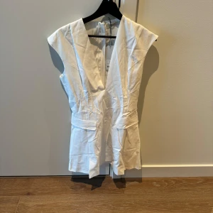 Avora sole dress - Helt oanvänd klänning från avora. Prislapp på samt ordinarie påse medföljer. 