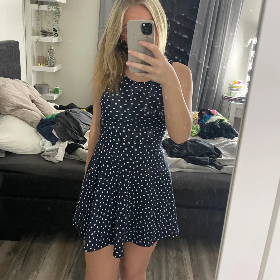 Mörkblå prickig klänning från H&M Divided - 3