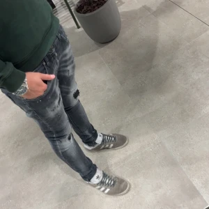 Dondup George - Tja, säljer dessa EXTREMT SÄLLSYNTA dondups till ett grymt pris med tanke på att de finns få i denna modellen! Hör av er vid fler frågor eller fler bilder! STORLEK 29 MEN PASSAR 31