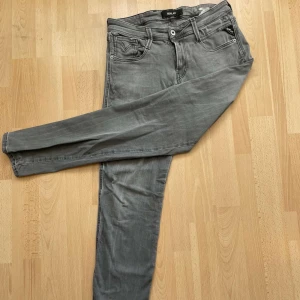 Replay ANBASS  - Snygga grå jeansbyxor från Replay i modellen Anbass. Jeansen är bra skick, finns en liten defekt på baksidan som man kan se på 3e bilden om man kollar noga. Strl W30 L32. Lågt pris pågrund av defekten. Det går dock att laga enkelt🔥⭐️