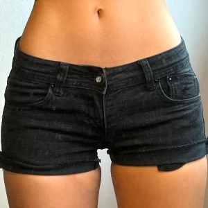 Svarta Jeansshorts  - Midjemått: 36cm, Läs gärna min bio innan ni ställer frågor 💖 storlekslappen är borta 