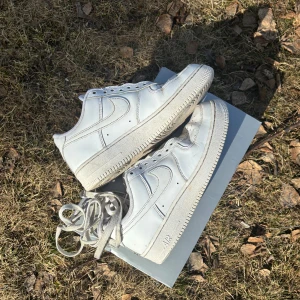 Vita Nike Air Force 1 sneakers - Säljer nu mina klassiska vita Nike Air Force 1 sneakers i storlek 41 då dom inte kommer till användning längre. Fortfarande väldigt vita och fräscha men kan tvättas renare ifall man vill. Ett litet hål på undersidan som inte påverkar användningen eller syns när dom används! Nypris ca 1200:- mitt pris 399:- men går att diskutera. ☀️😃👍🏻