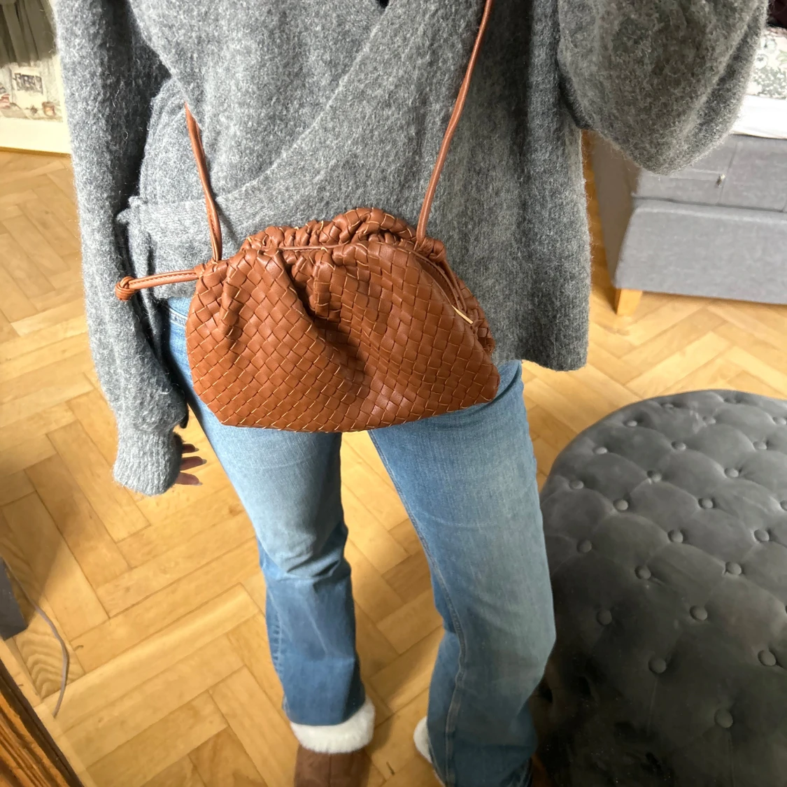 Brun flätad clutch väska
