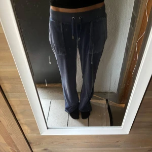 Juicy Couture byxor  - Säljer då dom inte kommer till användning, dom är i stl XS, har sytt up dom 8-10cm men ä kelt att ta bort… jag är 157 och dom sitter bra i längden på mig nu när dom är uppsydda som man ser.. inga defekter💞💞