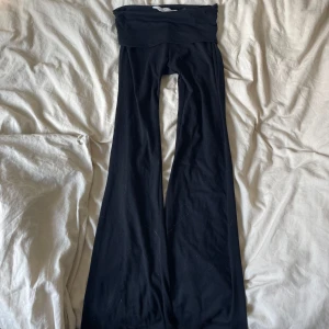 super söta eftertraktade yoga pants..!!💗💗 - Säljer nu ett par gulliga yoga pants i storlek 158, de va lite för korta på mig som e 168 därför väljer jag att sälja💗 men tror de skulle passa perfekt på någon som e runt 155-165..🥳💕 lite knoppriga(se andra bild)