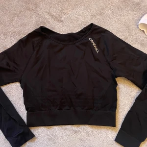 Svart långärmad topp från ICANIWILL - Snygg svart långärmad topp från ICANIWILL. Den är croppad och i strl S men passar även S/M. Bra skick som jag ej använder längre bara