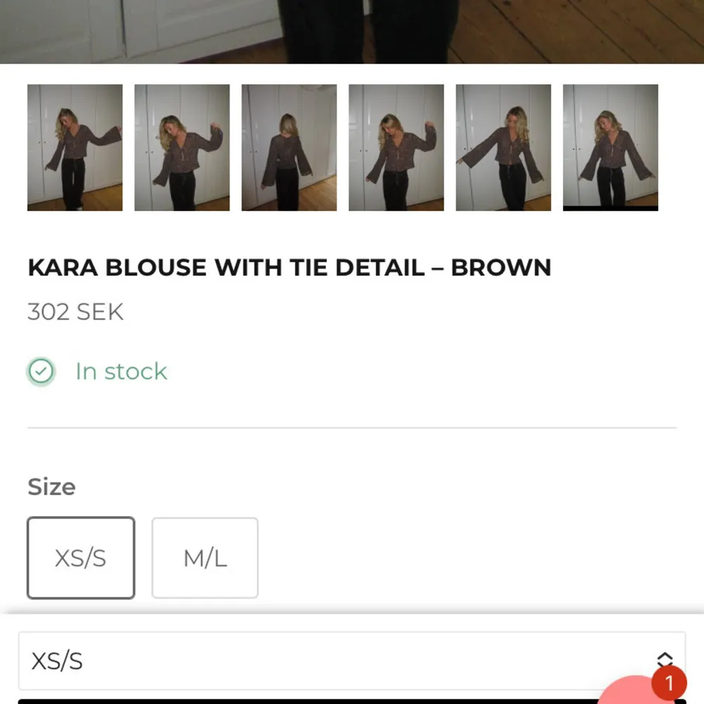 Säljer en brun blus med knytdetalj framtill. Blusen har ett fint mönster och långa ärmar. Perfekt för en stilren look. Från designbysi. Säljs då jag fick två i present.. Puserot.