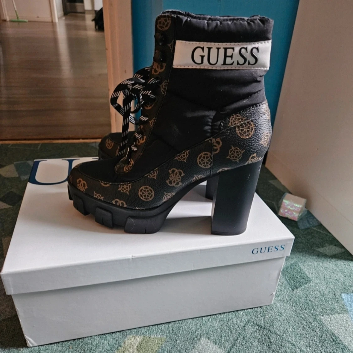 Svarta boots med klack från Guess