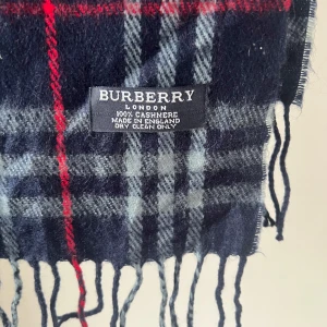 Burberry halsduk - Grymt skick! Galet pris| äkta såklart!| bara höra av er för fler frågor och funderingar