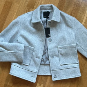 Grå kappa från 157 - Snygg grå kappa från 157 i storlek XS. Aldrig använd med lappen kvar💗