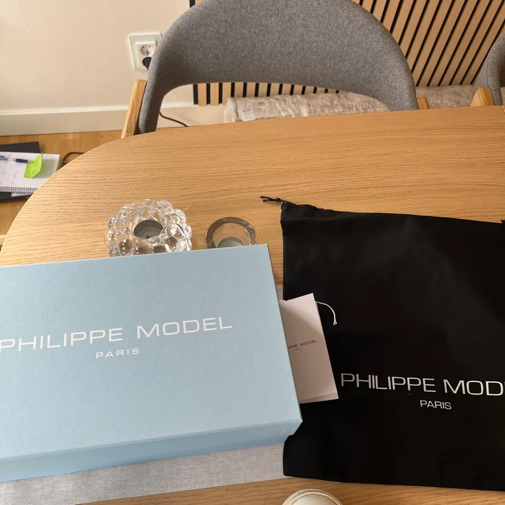 Säljer ett par vita Philippe Model sneakers med svarta detaljer på hälen och klassisk snörning. Skorna har en rund tå och är tillverkade i skinn. Perfekta för dig som gillar stilrena och tidlösa sneakers. Skick 8/10. Nypris: 3900kr. Pris går att diskutera och skriv gärna vid frågor🤩. Kengät.