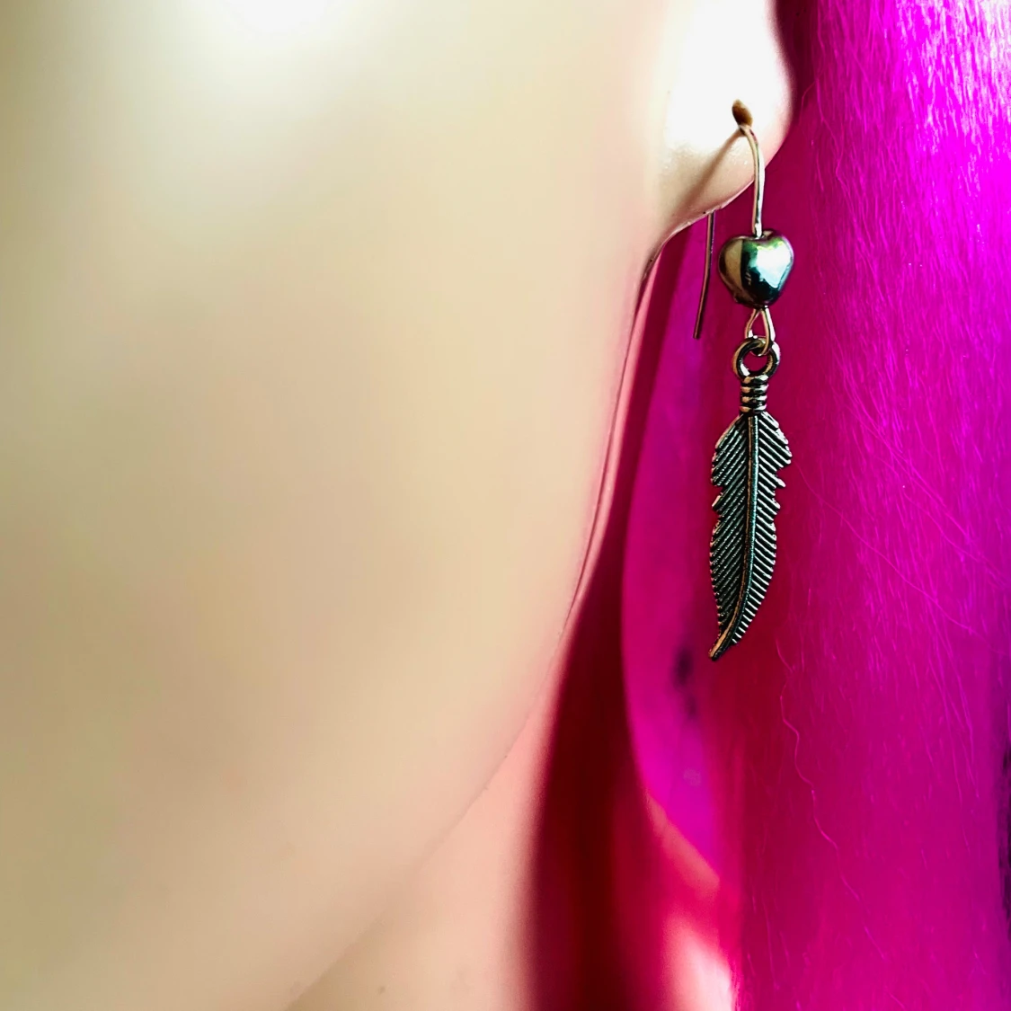 By prisförslag- 1 st Silverfärgat örhänge med hjärta och fjäder - 2