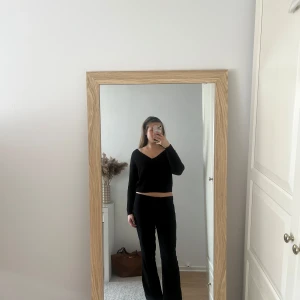 Svart croppad v-ringad tröja - Säljer en svart croppad tröja med v-ringning och långa ärmar. Perfekt för dig som gillar en enkel men stilren look. Passar till både jeans och kjol.