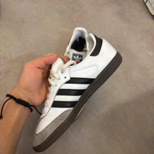 Adidas Samba  - Säljer ett par klassiska Adidas Samba. Väl omhändertagna. Köpte förra året och har knappt använt de då de va lite för små. De mörka fläckarna vid tårna är på grund av tvätten. Skoformare medföljer med beställning av varan. Hör av er för mer info! Perfekta nu för sommaren!