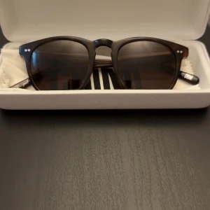 Bruna solglasögon i sköldpaddsmönster - Snygga solglasögon med en klassisk brun sköldpaddsmönstrad båge. Perfekta för en stilren look. Kommer i ett praktiskt fodral.