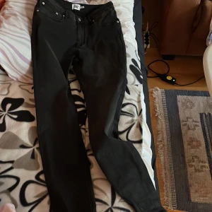 Svarta jeans från 157 - Snygga svarta jeans från 157 i storlek XL. De har en klassisk femficksdesign och knappgylf. Perfekta för en stilren look.