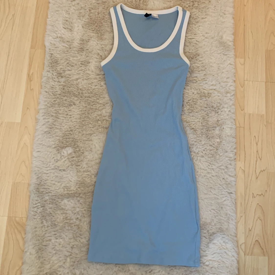 Blå ärmlös klänning från Divided
