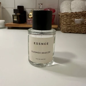 ESSNCE Summer Breeze Eau de Parfum - Fräsch parfym från ESSNCE - Summer Breeze. Perfekt för dig som gillar lätta och somriga dofter.  Se doftnoter på sista bilden🌸                                          Nypris: 360kr