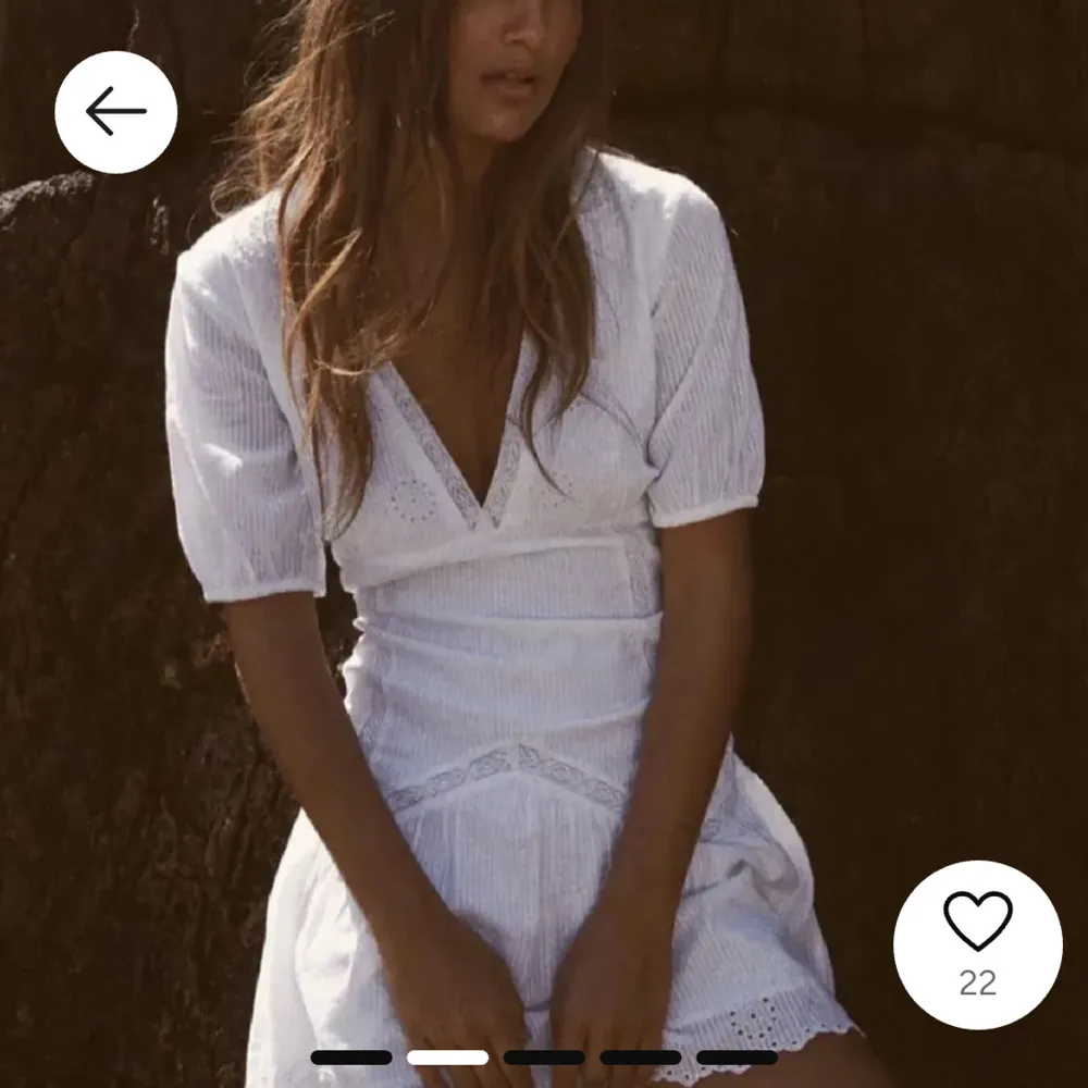 Säljer en söt vit omlottklänning med kort ärm och v-ringning från Zara. Klänningen har fina spetsdetaljer och volang nertill, och är i storlek s. . Mekot.