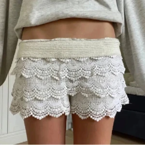 Beiga spetsshorts  - Passar xs/s. De är inte lika vita som på bilden, mer beige eller off white. Inga defekter💕