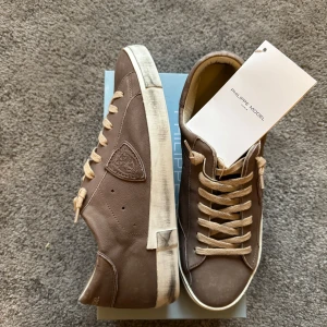 Phillipe Model  - Bruna Storlek: 42 Väldigt bra skick, använda ca 5 gånger! Säljer dem då de är för stora. Tveka inte på att höra av er om ni har några funderingar!